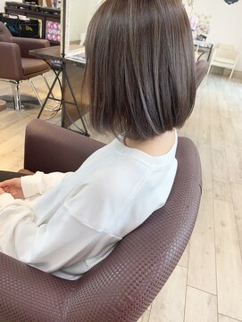ヘアー アトリエ アンジー(Hair Atelier Angee) ミルクティーグレーのミニボブ