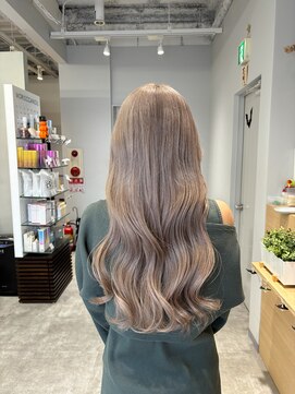 イリ 梅田(ili) グレージュ