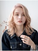 大人かわいいフェザーバングレイヤースタイル　ホワイトベージュ