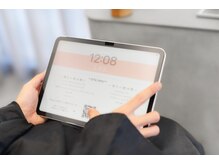 iPadで雑誌や動画も自由にご覧頂き、長い施術でも安心♪Wi-Fi完備,充電し放題【 レイヤーカット/縮毛矯正】