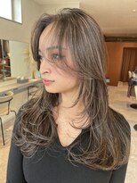 オフィスで浮かないハイライト海外風ハイライトレイヤーカット