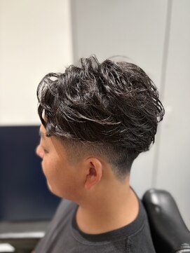 リバティシェアバーバー 銀座(LIBERTY SHARE BARBER) フェザーショートパーマスタイル