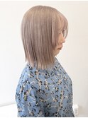 ミルクティーブロンドハッシュカットグレージュボブ