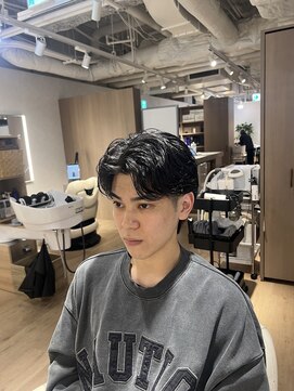 ウノプリールヴァモス(unopulir Vamos) センターパート刈り上げ黒髪ニュアンスパーマ襟足あり