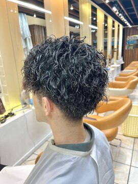 クオリス 上板橋店(QUALIS) 黒髪縦落ちツイスパ◎大人センターパートで清潔感UP