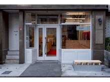 ビルド(build)の雰囲気(クラシックな入口でお出迎え!季節で変わるショーケースにも注目)