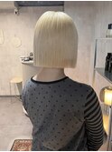 抜きっぱなしブロンドベージュホワイトカラー切りっぱなしボブ