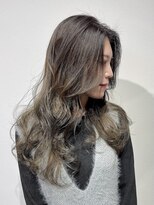 ソアロ(SOARO)&nbsp;岐阜顔まわりレイヤーミディアム艶アッシュハイライト20代