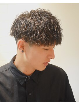 フリーク バーバーショップ 都島店(FREAK BARBER SHOP) 黒髪短髪ツーブロックマッシュ縦落ちツイストスパイラルパーマ