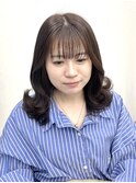顔周りレイヤー×くびれ外ハネミディアムが可愛い♪