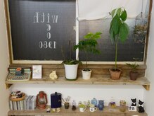 ウィズコ(WITH CO 1980)の雰囲気（かわいい雑貨や植物が並ぶ飾り棚）