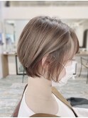 頭の形がよく見えるショートヘア×スモークベージュ