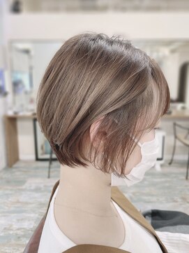 リノカヒリ(Lino kahili) 頭の形がよく見えるショートヘア×スモークベージュ