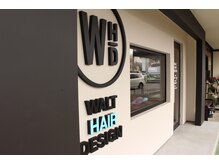 ウォルト(WALT)の雰囲気（大きなロゴと【HAIR】が目印　店前4台駐車可能）