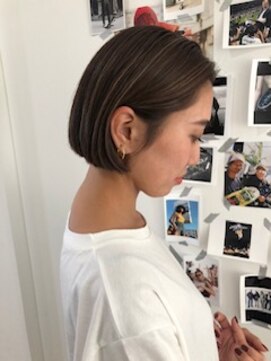 スワッグ(swag) ウォームベージュハイライト丸み小顔ショートボブセンターパート