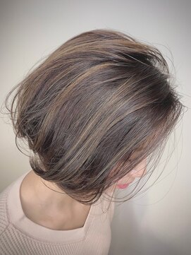 ファムバイアヴァンス(Femme by AVANCE.) ハイライト×前下がりボブ×グレージュ