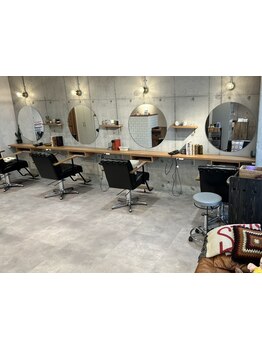 オシャレなインテリアで心が躍る、美容の隠れ家。あなたの美しさを引き立てる特別な時間をお届けします。