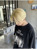 金髪リバースセンターパート刈り上げマッシュ