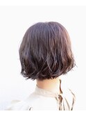 ダークアッシュな前下がり切りっぱなしボブウェーブスタイル