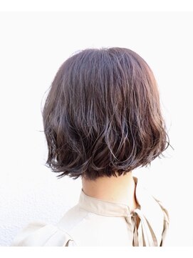 ヴァロ(Valo) ダークアッシュな前下がり切りっぱなしボブウェーブスタイル