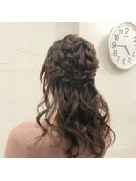ファム(fam)&nbsp;あみこみだらけのハーフアップ・耳が出ないスタイル