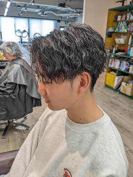 コワファーストナガサキシャンプーボーイ(COIFF1RST NAGASAKI SHAMPOO BOY) センターパート×ツイストスパイラルパーマ