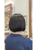 毛先をふんわり遊ばせて、夏らしい軽さを演出。