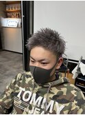 短髪ハイトーンシルバーブリーチツーブロック