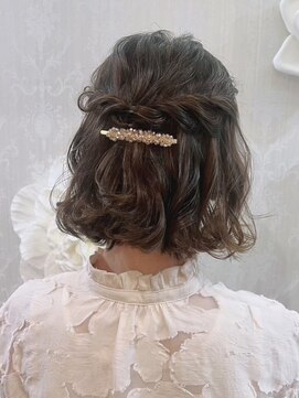 アトリエビューティーアミュ(atelier beauty AmU) お呼ばれハーフアップスタイル ビジューアクセ付き