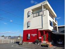 クアトロ ヘア(Quattro hair)の雰囲気（この３階建てが目印■０５８－３２３－３８３７）