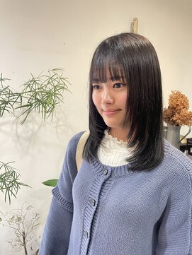 シー 岡崎(,SHE) 透け感バング×内巻きレイヤー☆愛され度満点のモテ髪スタイル
