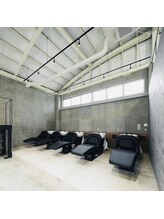 《フルフラットのシャンプー台でシャンプー》　－髪質に合わせた最適なシャンプーをお選びします－