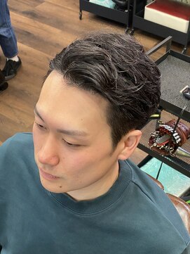 バーバーファースト(BARBER FIRST) デヨング風七三パート