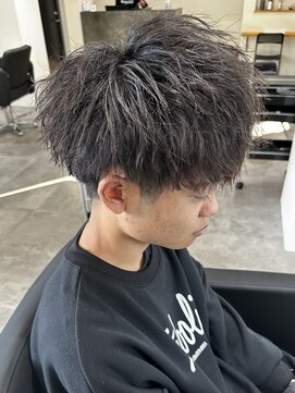 ヒュイル バイ ニアウ(Hwyl by Niau) メンズマッシュパーマニュアンスパーマスパイラルパーマ刈り上げ