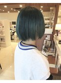 エメラルドグリーン