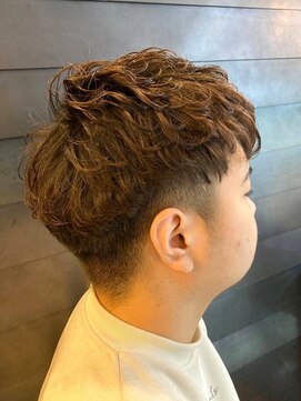 ディスイズバーバーフォース(THIS IS BARBER 4th) ツーブロック ニュアンスパーマ ブラウンカラー メンズカット