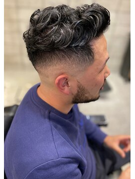 フランクスバーバー アンド ビアークラブ(FRANK'S BARBER and BEER CLUB) フェードカットサイドグラデーションランダムパーマ