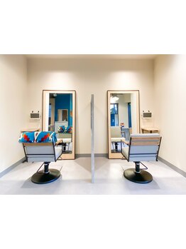 【自分だけのプライベートtimeでご褒美】全席半個室のリラックスした空間で、マンツーマン施術を堪能。