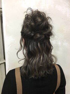 エイミーバイアフロート(amie  by afloat) ◇ ルーズなふわふわお団子ハーフアップ