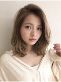 明るめベージュミディアムくびれヘア
