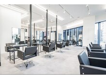 オーシャントーキョーオーバー(OCEAN TOKYO OVER)の雰囲気（席が多く、開放感のある店内！ men's/パーマ/渋谷/メンズサロン）