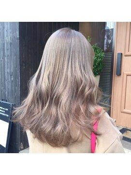 リゼル ユア 渋谷(RISEL YUA) パールブロンドのロングヘアー