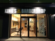 キングズバーバーショップ ツービッツ(King's Barbershop 2-bits)の雰囲気（22時まで営業。）