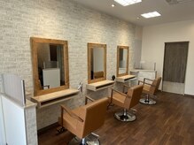 イコールサイン(=sign)の雰囲気(落ち着きのある店内で、肩の力を抜いて過ごせるサロン。)