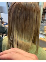 リノ 金山(Rino)&nbsp;デザインカラー/レイヤーカット/ウェットヘア/オリーブベージュ