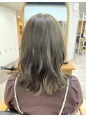 ミディアムヘア・シルバーアッシュ