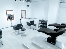 FIRST SEAT 茅ヶ崎の雰囲気（白を基調とした綺麗なサロンとなっております◎）