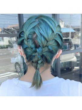 ミル(1001 mille) 編み込みアレンジ韓国風グリーンヘア