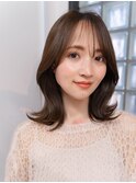大人フェミニン美髪レイヤーカットミディアム　流れる前髪パーマ