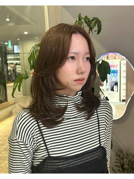 クム(kumu) 透明感オリーブレイヤーカットで小顔美人へ